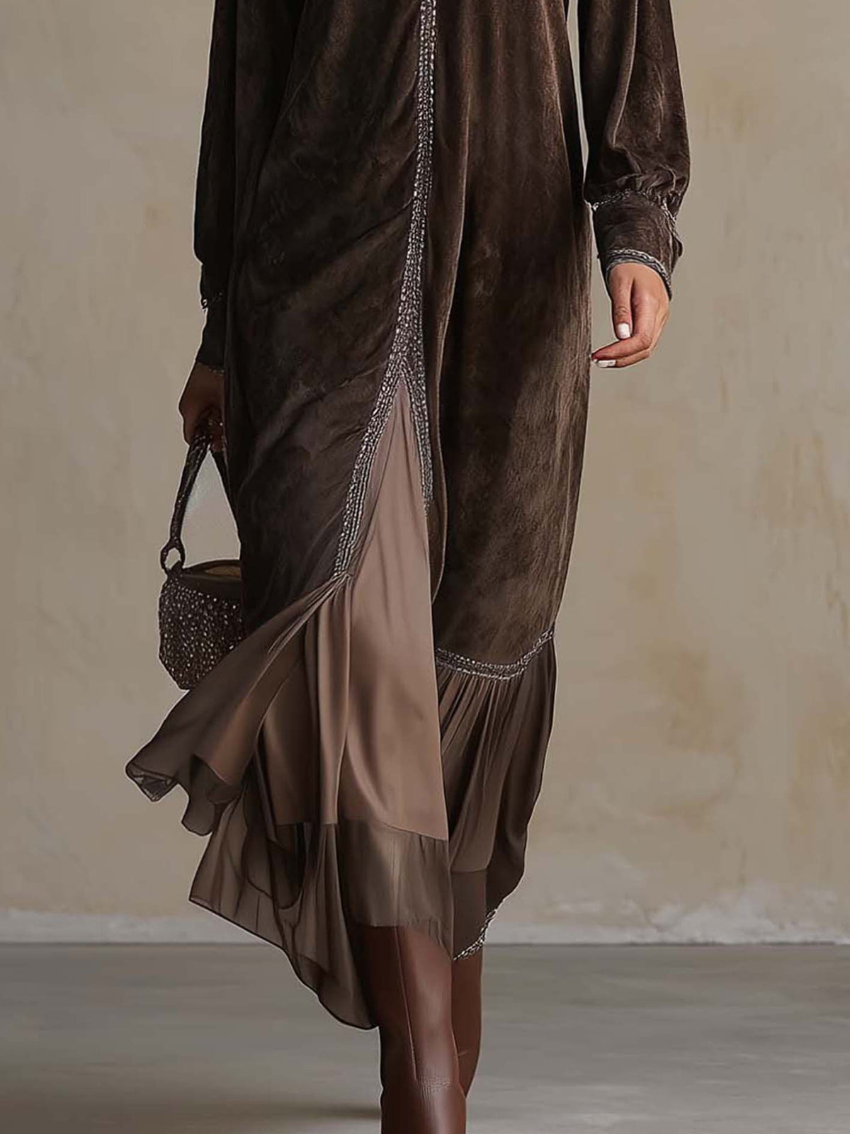 Teresa | Vestito midi svasato in suede sintetico con scollo a V e dettaglio di rifinitura