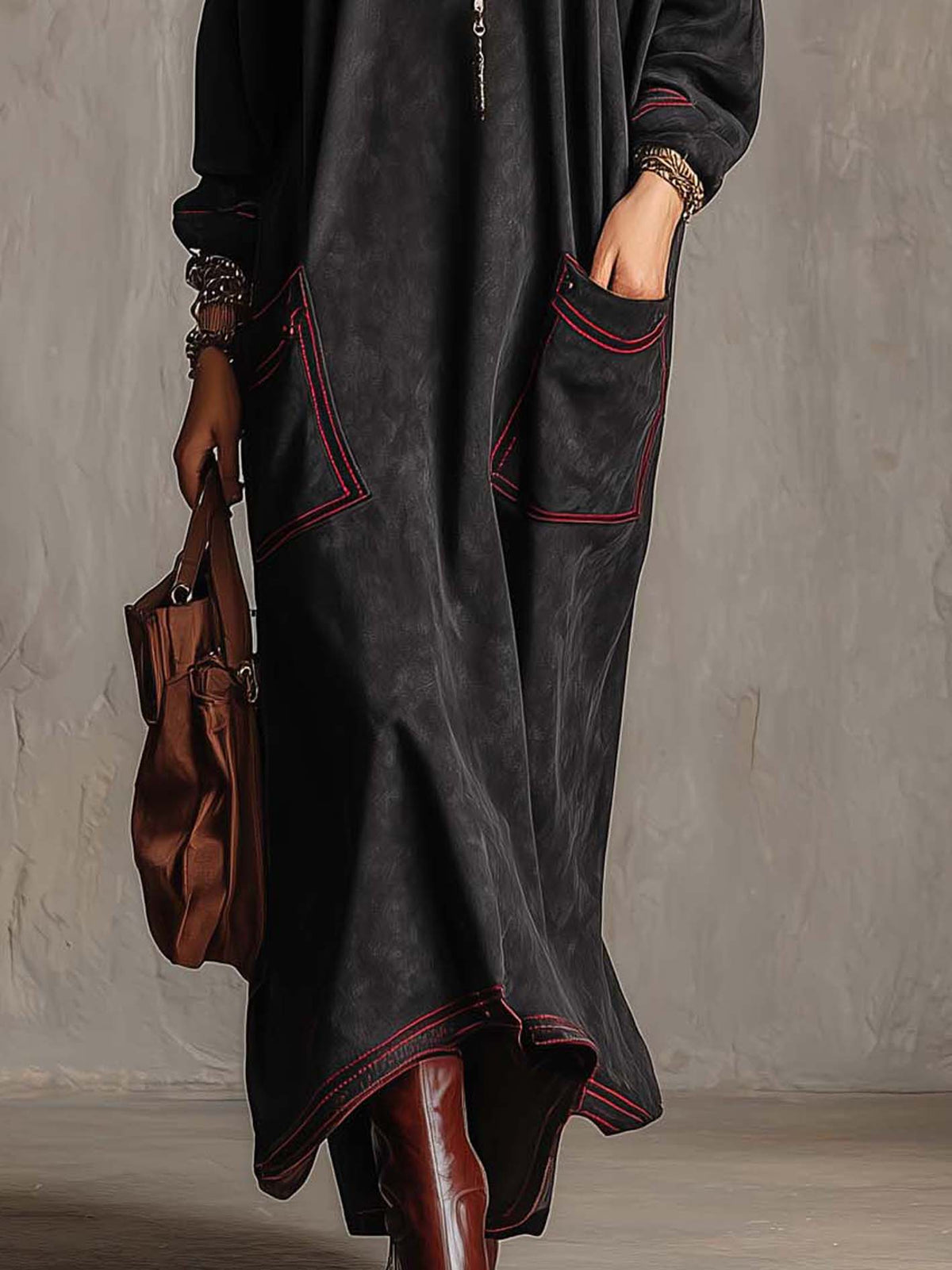 Manuela | Abito lungo in suede sintetico nero con cuciture a contrasto rosso e tasche a toppa
