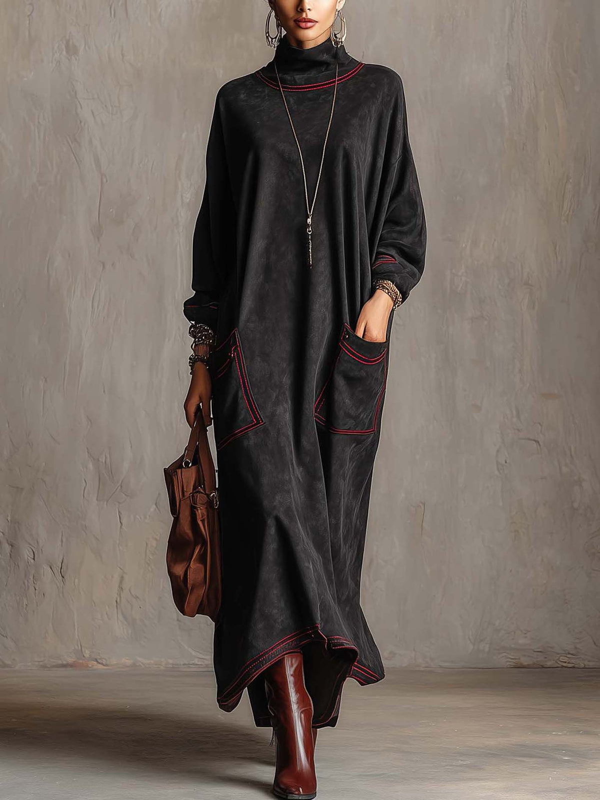 Manuela | Abito lungo in suede sintetico nero con cuciture a contrasto rosso e tasche a toppa