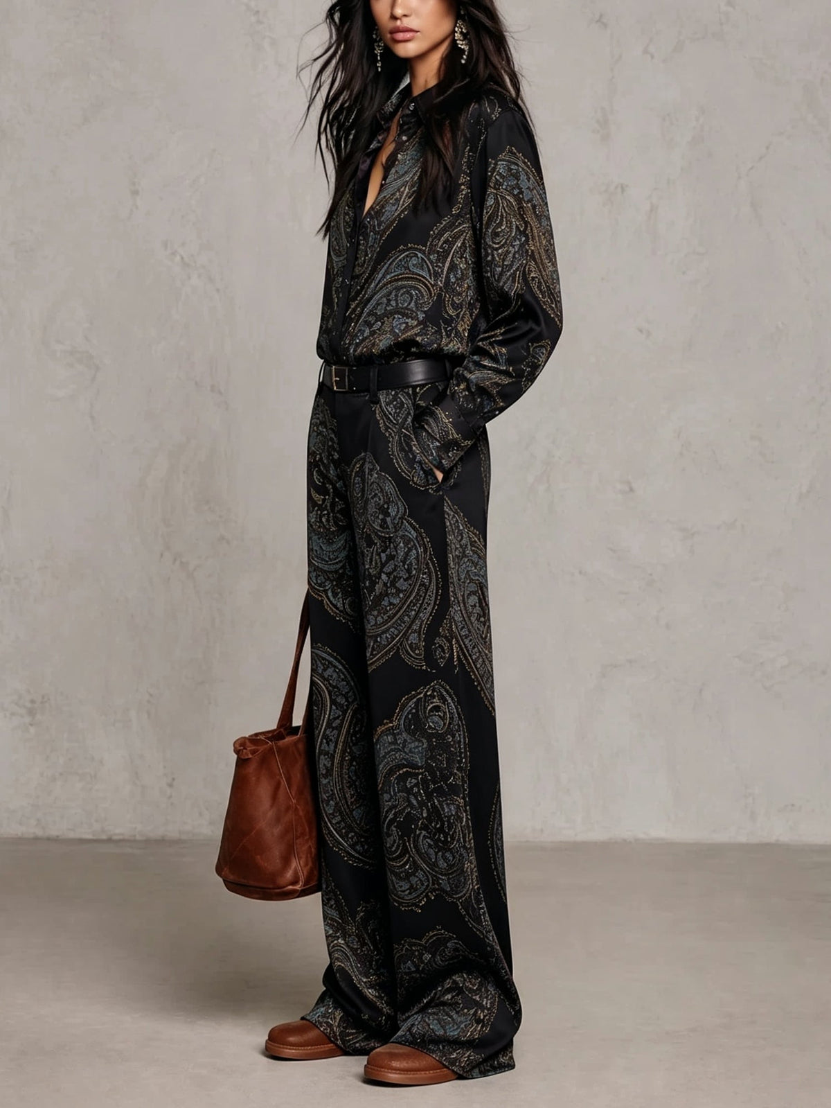 Completo di Camicia a Maniche Lunghe in Satin con Stampa Nero e Pantaloni a Gamba Larga