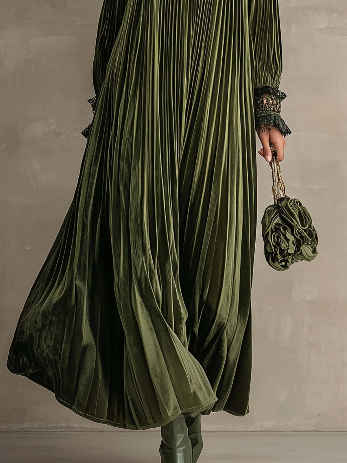 Rosa | Vestito lungo plissettato verde oliva con dettaglio floreale sulla spalla